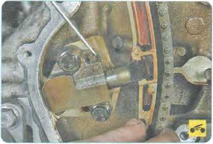 Установите на место натяжитель цепи - Mazda CX-7 замена цепи привода ГРМ
