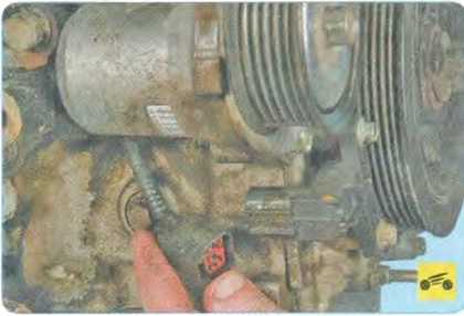 Отсоедините колодку жгута проводов от датчика положения коленчатого вала - Mazda CX-7 замена цепи привода ГРМ