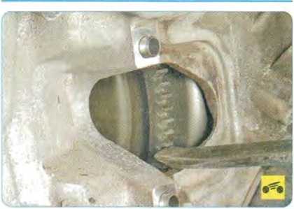 Удерживая коленчатый вал от проворачивания - Mazda CX-7 замена цепи привода ГРМ