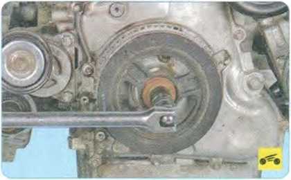 Выверните болт крепления шкива коленчатого вала - Mazda CX-7 замена цепи привода ГРМ