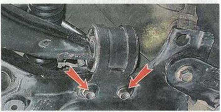 Mazda 3 Axela - Торцовым ключом на 17 мм отворачиваем два болта крепления заднего сайлент-блока рычага