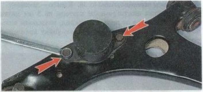 Mazda 3 Axela - Ключом на 12 мм отворачиваем два болта крепления, снимаем виброгаситель