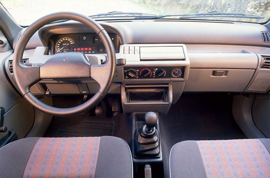 Renault Clio Mark I салон (Рено Клио 1990-1998)