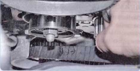 Коленчатого вала и натяжного ролика - Renault Logan II замена и регулировка натяжения ремня привода ГРМ K7M