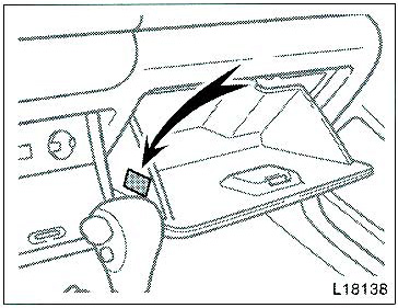 Бирка с информацией о фильтре кондиционирования воздуха расположена на левой стороне ящика Тойота Камри 2001-2006