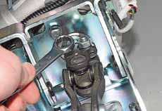 В салоне автомобиля отворачиваем гайку болта крепления нижнего карданного шарнира промежуточного вала к валу-шестерне рулевого механизма