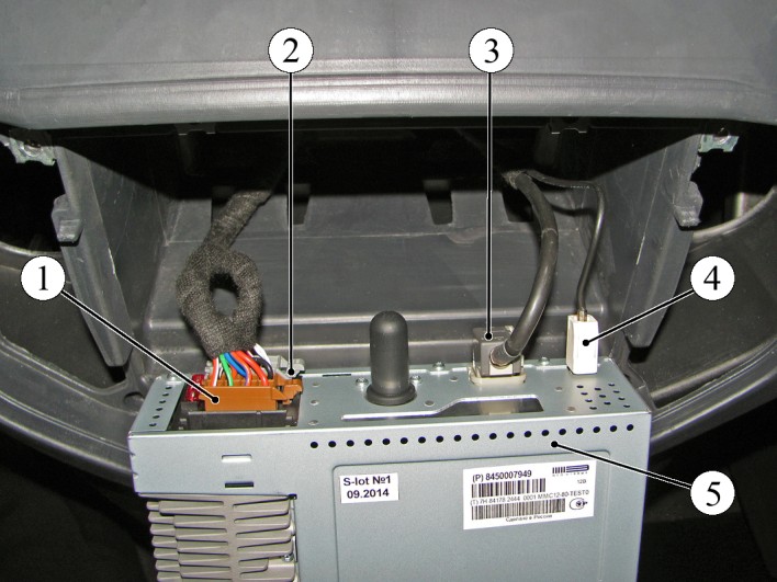 Отсоединение колодок и разъемов жгутов проводов от радиоприемника и проигрывателя звуковых файлов Лада Веста